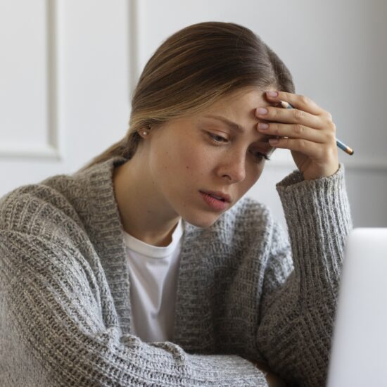 femme angoissé et stressé, l'afflux de bruit provoque des maux de tête