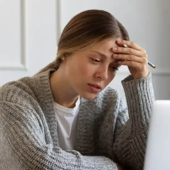 femme angoissé et stressé, l'afflux de bruit provoque des maux de tête