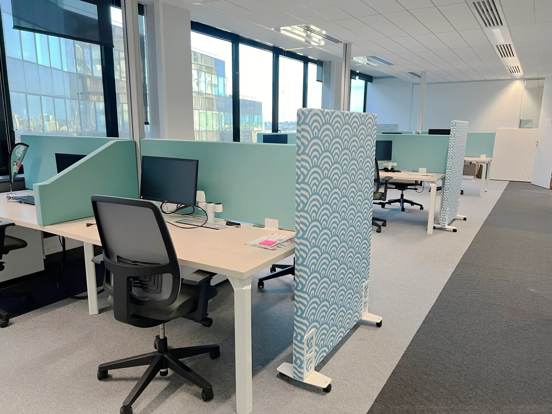 Amélioration d’un openspace pour réduire le bruit ambiant grâce à une solution de claustra et cloisonnette acoustique