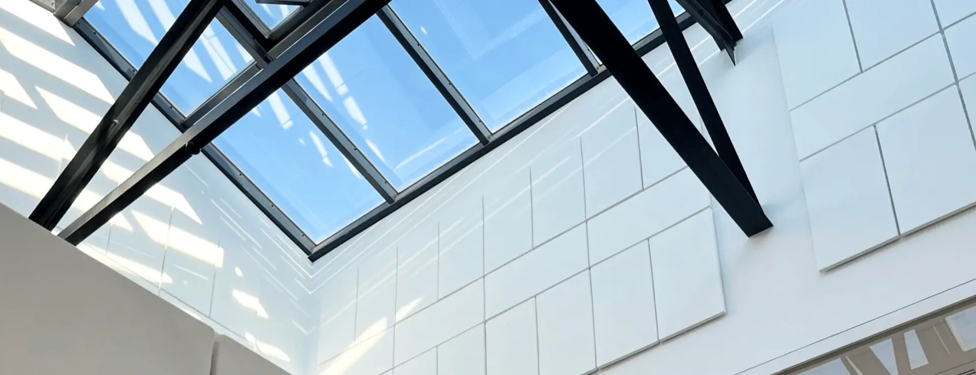 Solution-acoustique-stellantis-Symbio-scaled Solution murale de claustra acoustique moderne, panneau décoratif pour isolation phonique et design mural tendance en 2025