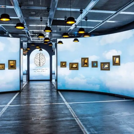 Caisson lumineux scénographie musée exposition sur mesure grand format personnalisé