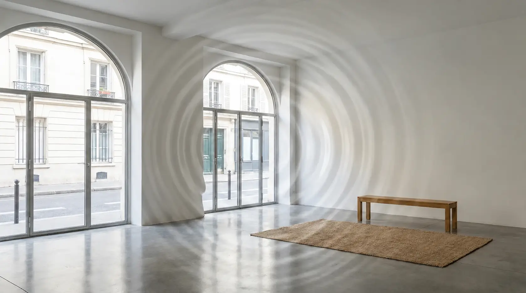 Salon moderne vide avec de grandes surfaces dures favorisant la résonance sonore