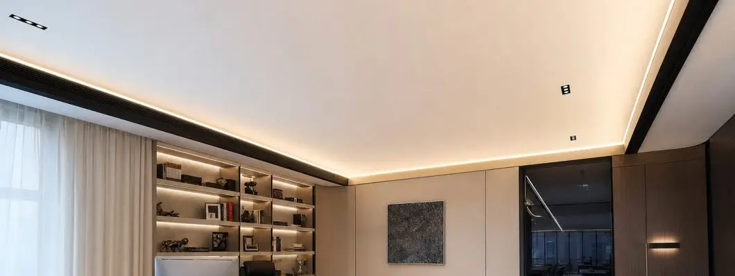 Plafond moderne avec toile tendue sur mesure blanche mate et éclairage LED intégré dans un bureau professionnel